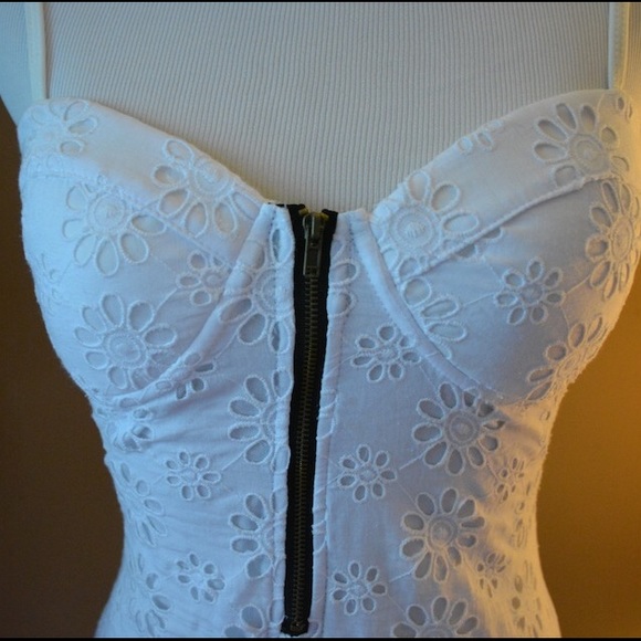 NWOT Daisy Detailed Bodysuit, Size Small - Picture 2 of 4