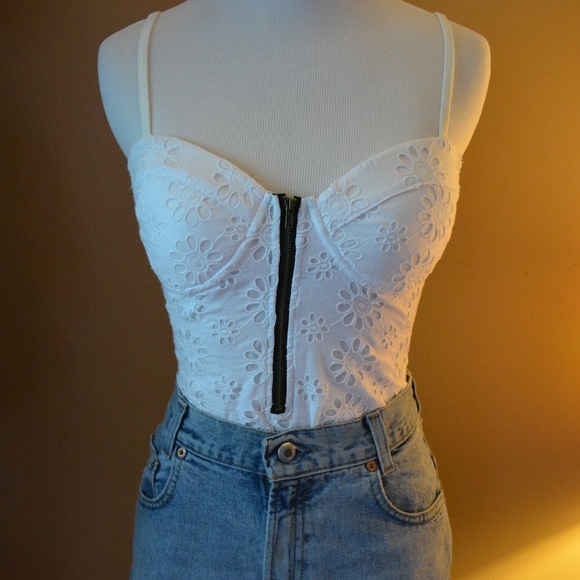 NWOT Daisy Detailed Bodysuit, Size Small - Picture 3 of 4