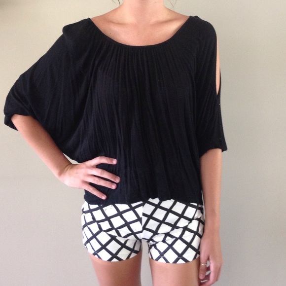 Urban outfitter black three quarters shirt