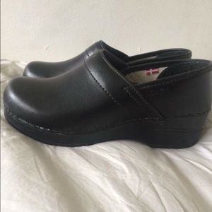 Size 6 dansko clogs!