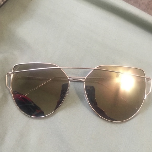 ✨FLASH SALE✨BROWNISH SILVER MIRRORED SUNGLASSES - Picture 2 of 3