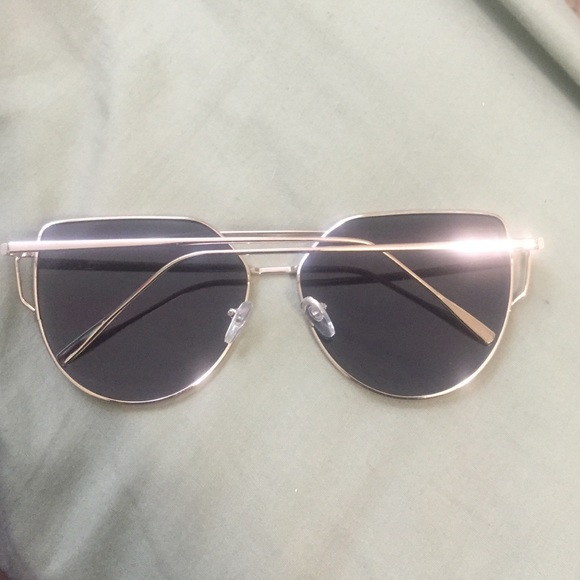 ✨FLASH SALE✨BROWNISH SILVER MIRRORED SUNGLASSES - Picture 3 of 3