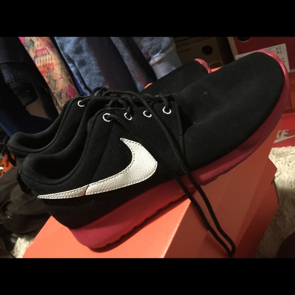 Women Black/Red Nike Rosherun Sz 8