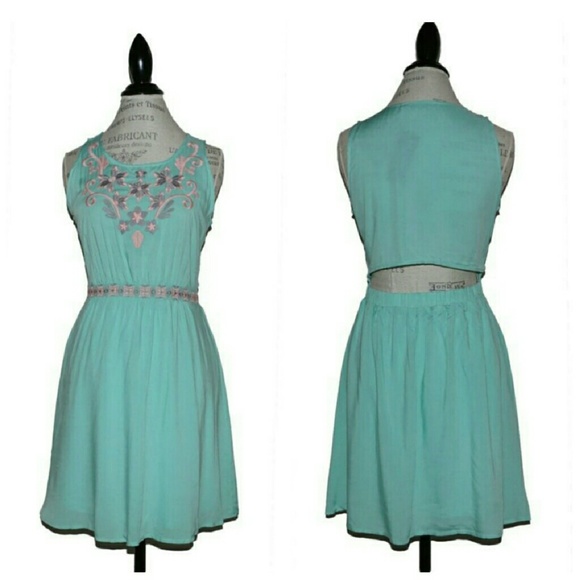 Peek-a-boo open back sundress light green - Picture 2 of 4