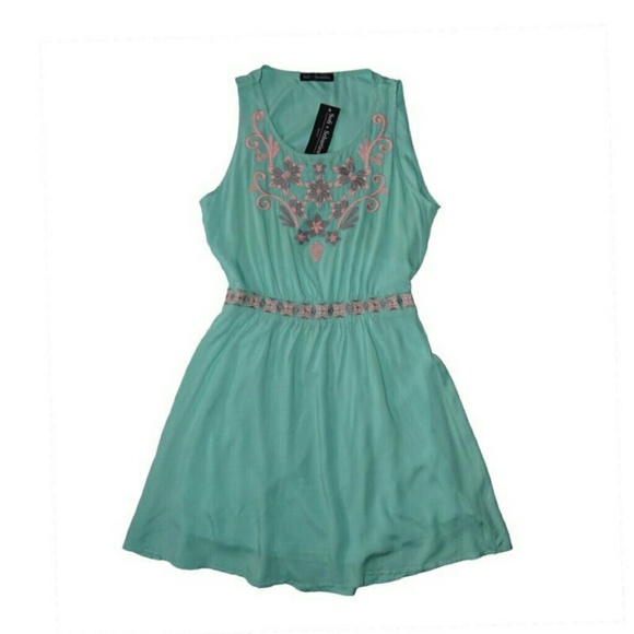 Peek-a-boo open back sundress light green - Picture 3 of 4