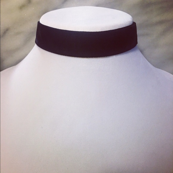 Basic velvet choker