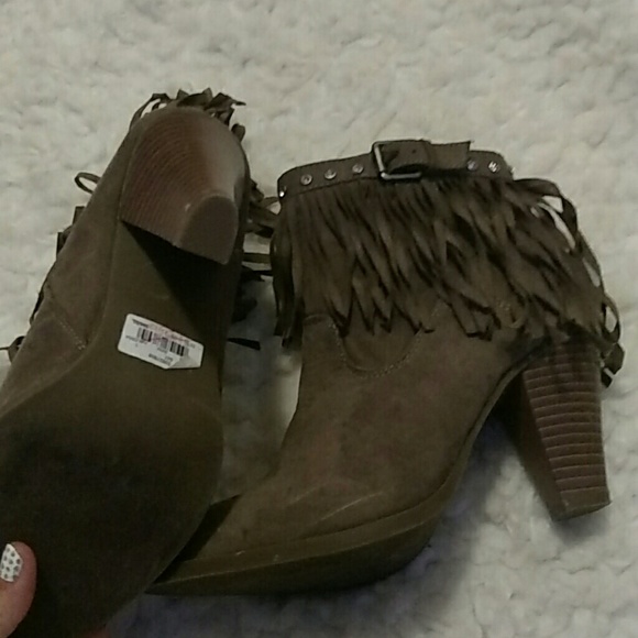 Shoes - Picture 2 of 3