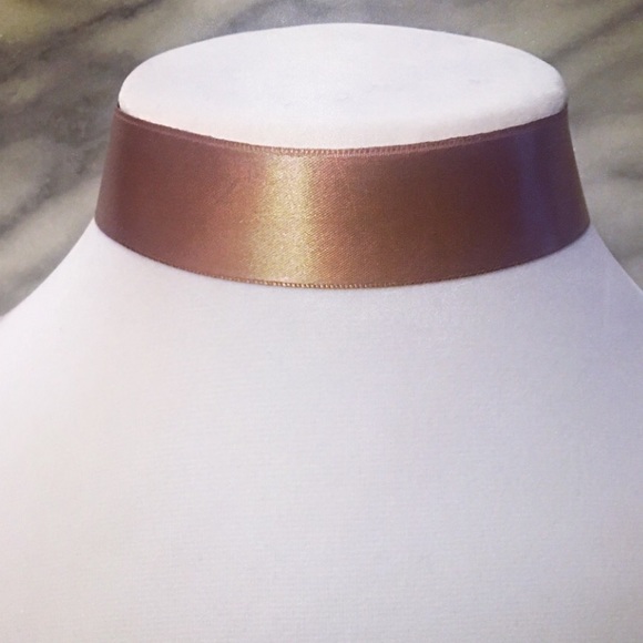 Perfect blush choker