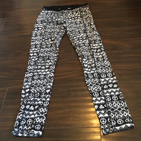 Black-and-white tribal print leggings