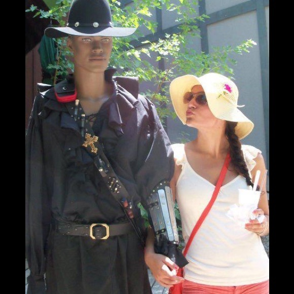 Meet your Posher, Anissa - Picture 2 of 4