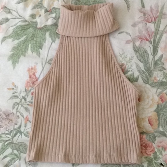 Forever 21 Tops - NWOT F21 CREAM TURTLE NECK CROP TOP IN SIZE SMALL