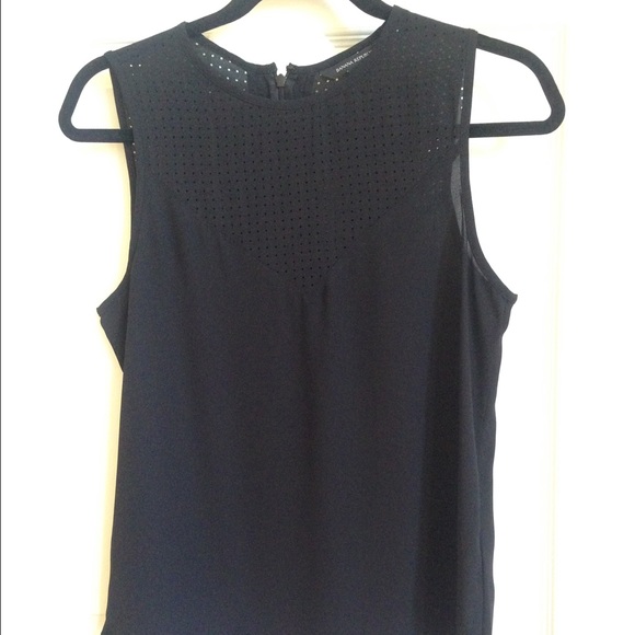 BANANA REPUBLIC SLEEVELESS PERFORATED YOKE TANK