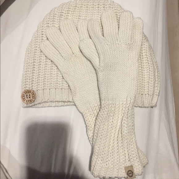 Super cute UGG hand woven hat and gloves Ivory