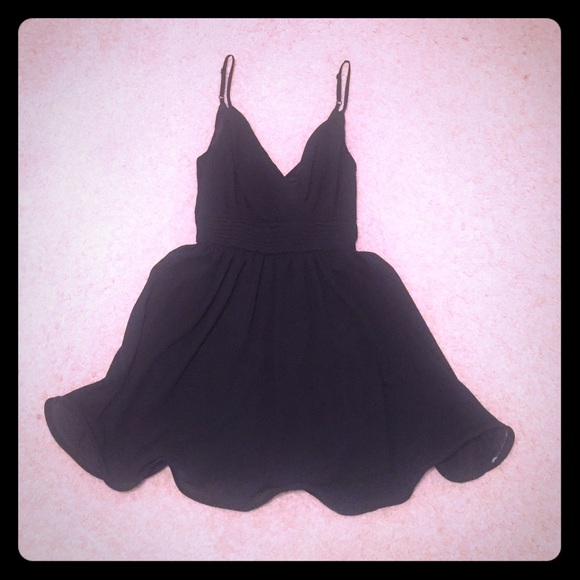 Short black dress - Picture 1 of 3