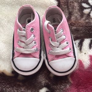 Little girls converse