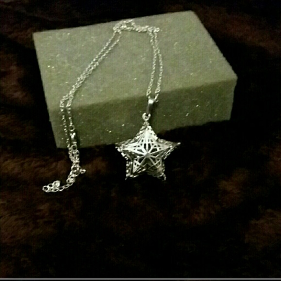 SOLD**Essential oil diffuser star pendant necklace - Picture 2 of 4