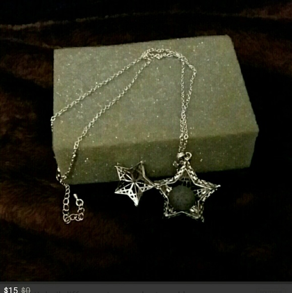 SOLD**Essential oil diffuser star pendant necklace - Picture 3 of 4