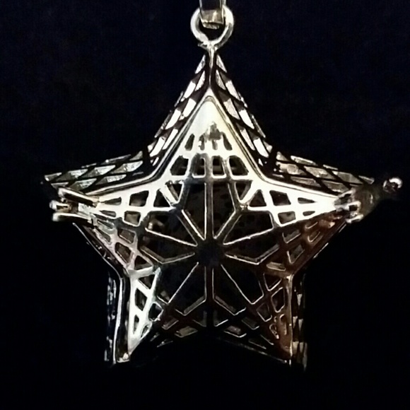SOLD**Essential oil diffuser star pendant necklace - Picture 4 of 4