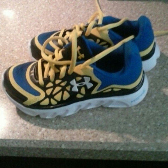 boys never worn  under armor shoes