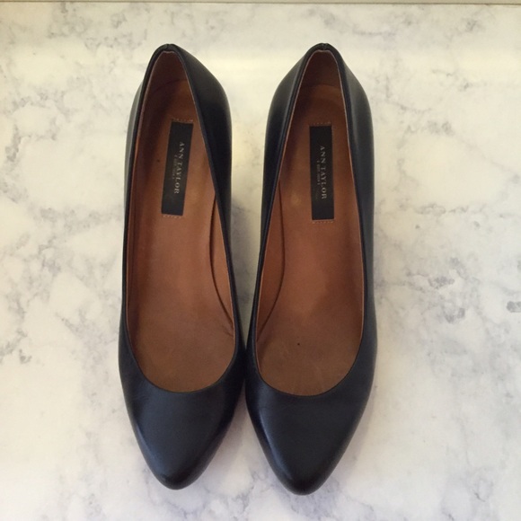 Ann Taylor black pumps