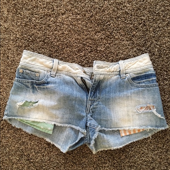 Light-wash distressed shorts CUTE pockets!!