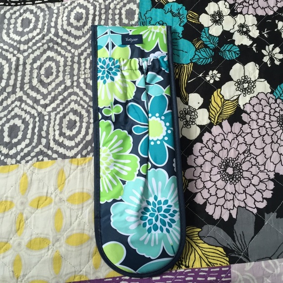 Holds straightening tool