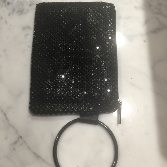 Sequence wristlet with large ring