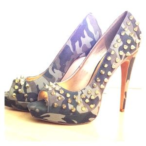 Camo studded pumps