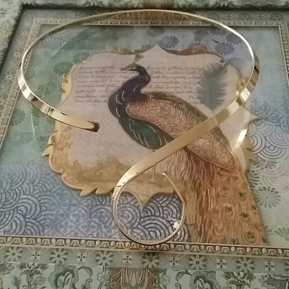 Jewelry - Gold tone necklaces
