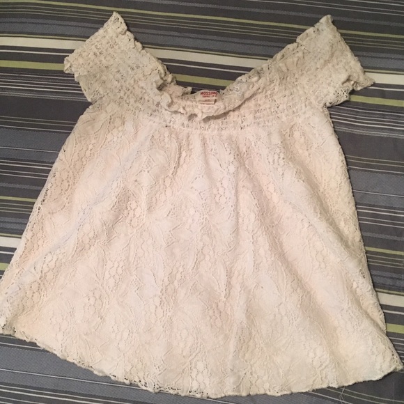 Off-the-shoulder cute lace top