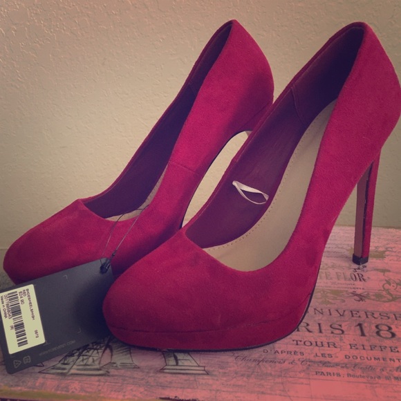 BRAND NEW Forever 21 Red Suede Pumps Size 6