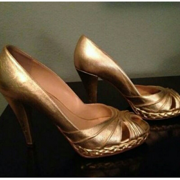 Michael kors gold  pump.