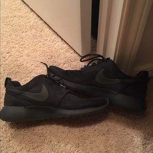 Black Nike Roshes
