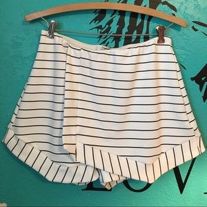 NWT Papaya: Cute Black & White Skort 😍