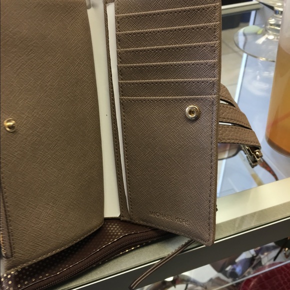 Authentic. MK - Picture 2 of 3