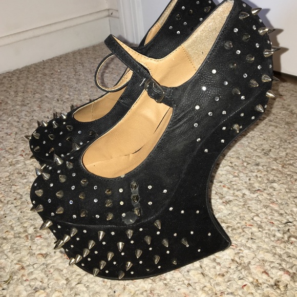 Spiked heels 💥HAVE TO GO TODAY💥 FLASHSALE🏃🏽