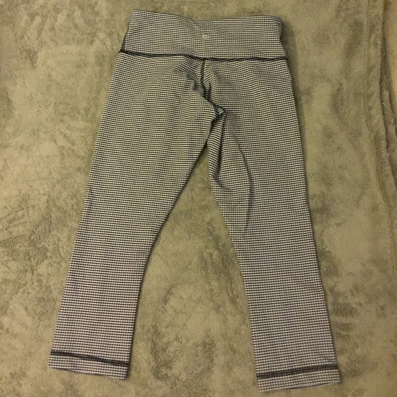 Lululemon Black/White Checked Crops SZ 4 NWOT - Picture 2 of 4