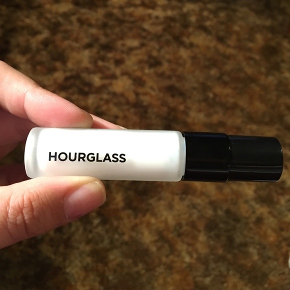 Hourglass mineral veil primer
