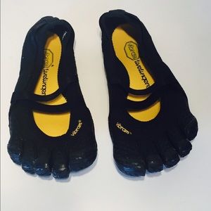 NEW Vibram five finger alitza youth size 34