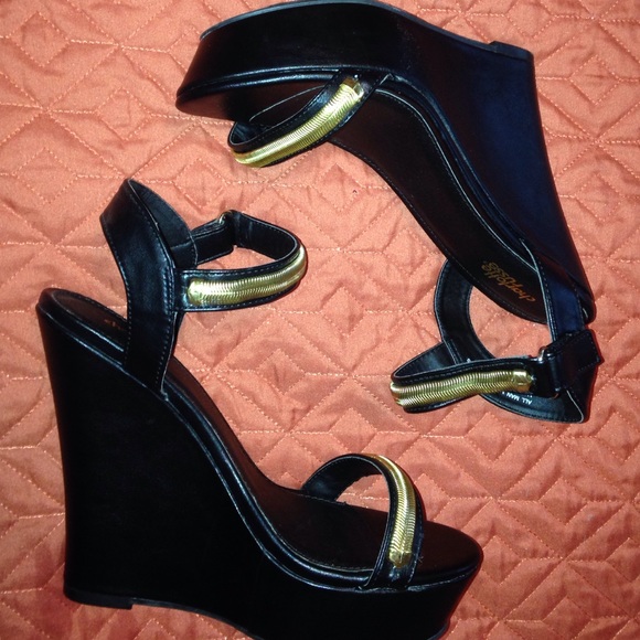 Gold and black wedges - Picture 2 of 4