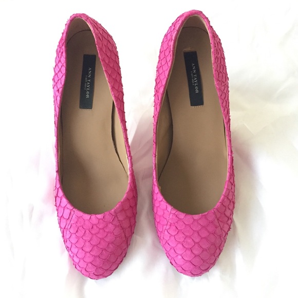Ann Taylor Fuchsia Textured Pump