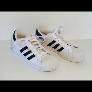Classic Adidas white shell toe sneaker size 5 1/2