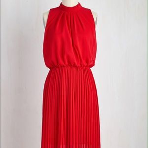 NEW Sleeveless red pleated dress