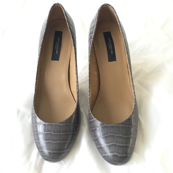 Ann Taylor Gray Leather Pumps