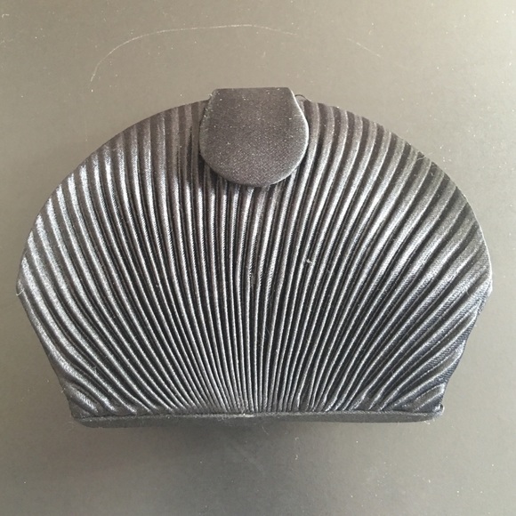 Shell Clutch - Picture 2 of 4