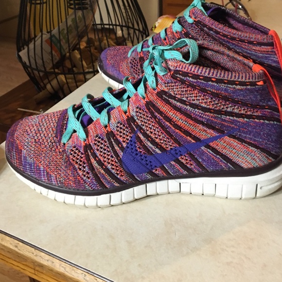 Size 8 Nike free! Fly knit chukka !