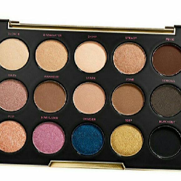 SOLD Urban Decay 15 Eyeshadow & Setting Spray - Picture 2 of 4