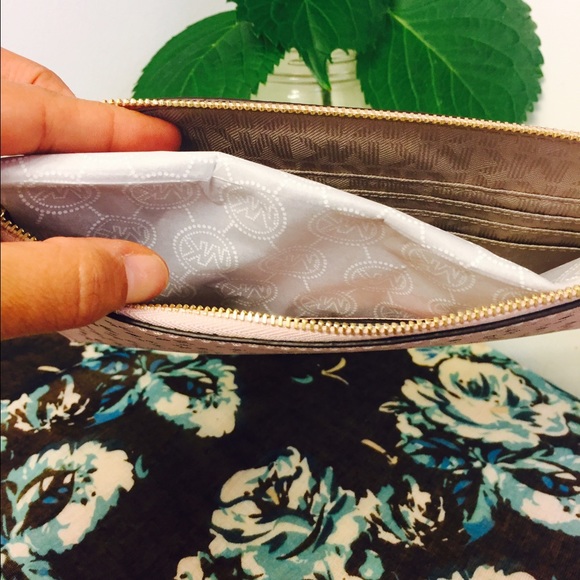 MICHAEL KORS ZIP CLUTCH - Picture 3 of 4