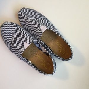 Like new! Size 10 Toms Nautical Navy/White Striped