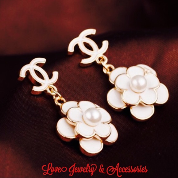 Sale❗️✂️❗️C Logo White Flower Dangle Earrings - Picture 2 of 3